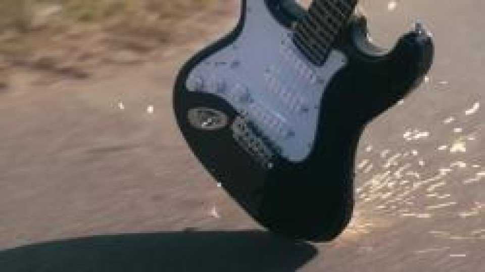 guitarra contra pavimento 